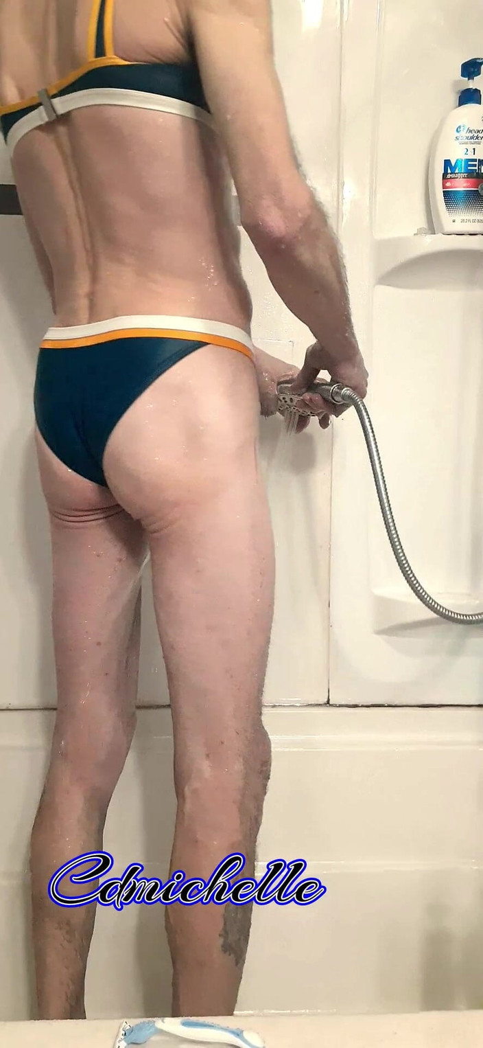 Crossdressers Cd Michelle wearing sexy lingerie: Crossdresser cdmichell memakai baju renang dua bagian biru