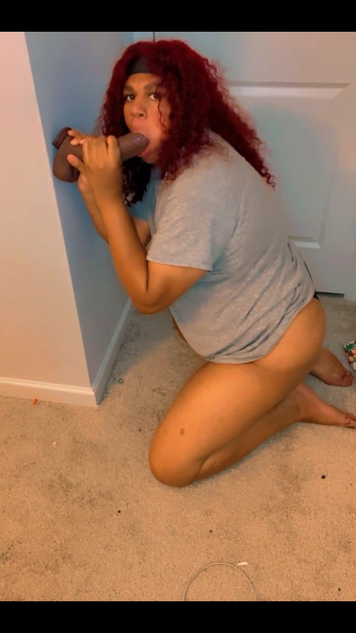 Hicktown_hoochi: Auf meinen knien lutsche ich einen bbc-dildo