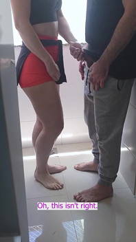 Blowjob dan memerah susu saat suami sedang mandi.