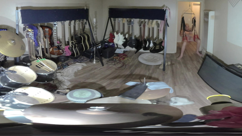 Lizzy Yum: lizzy Yum, ПО, декабрь 2025, за сценой после операции шмель мастурбирует в качелях