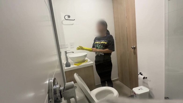 Time traveler: O servitoare minionă drăguță îl masturbează pe șef și apoi își fute stăpânul, partea 1