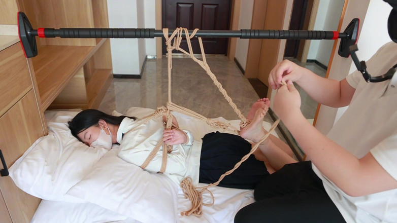 Asian bondage: صديقتي الحافية كانت معلقة على العارضة وبتلعب برجليها العارية