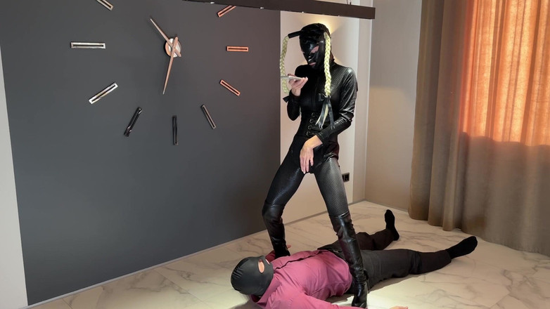 Mistress Mary: Je zult genoeg hebben van mijn gele sap