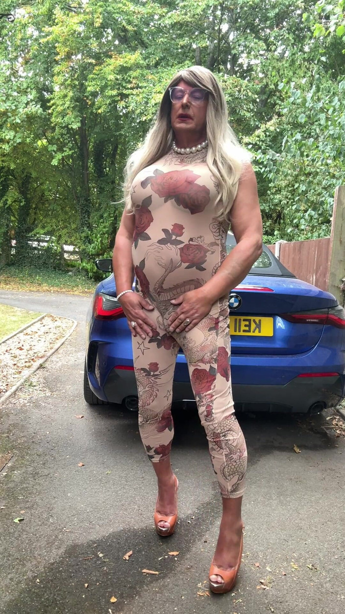 Kellycd2022: Si seksi crossdresser kellycd2022 dengan floral see thru catsuit dan...