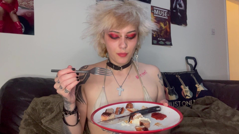 Glitterqueen1999: สาววิทยาลัยตัดควยและกินมัน - sph และ penectomy