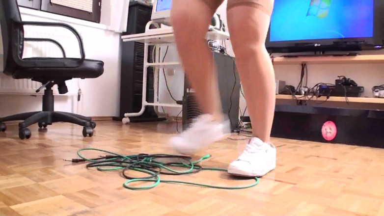 Foot Girls: Crushing cables is always fun