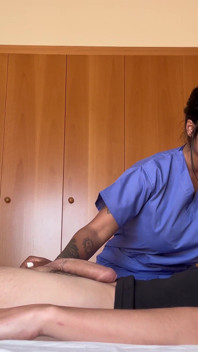 Büyük Hemşire, Doktor Yokken Hastasinin Sütünü Pompaliyor- Yasmina Khan