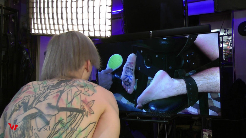 Wanheldvig: Nicky de groază cu picioarele gâdilate