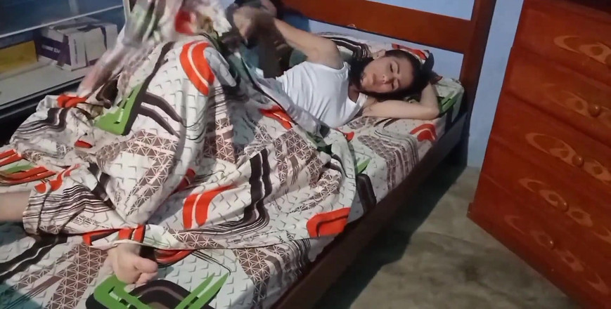 Mr_jhovin: Con điếm thức dậy, bạn phải banh rộng đôi chân của mình...