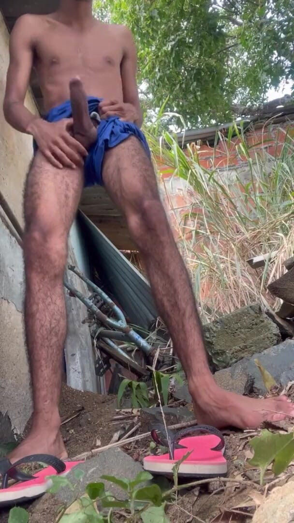 vergar4_daviid: Mă masturbez în spatele casei vecinului