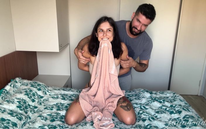 Shamelesscouple: Il primo video di solletico e sfida di julia
