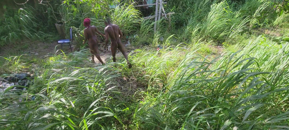 Switcock: Karayoluyla seyahat eden iki aşık otobüs çıktığında çalıda sikişmeye karar verdi