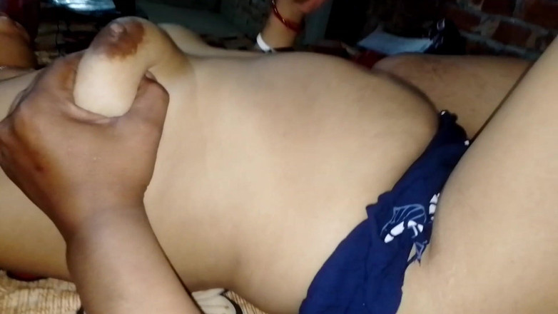 Uttar dinajpur: Meio-irmão beijou sua meia-irmã na buceta e a deixou nua