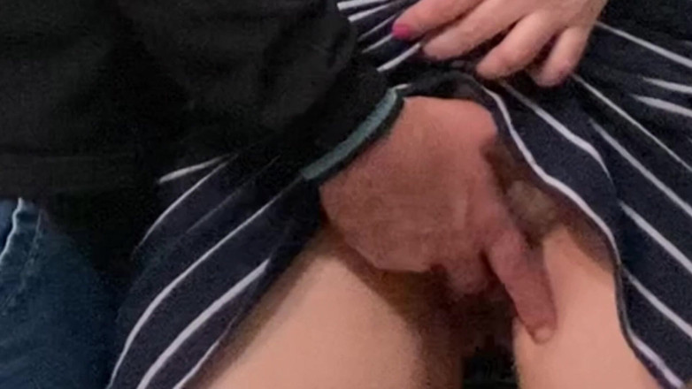 Niki studio: パンティなしのミルフが公共交通機関で膣指で愛撫される