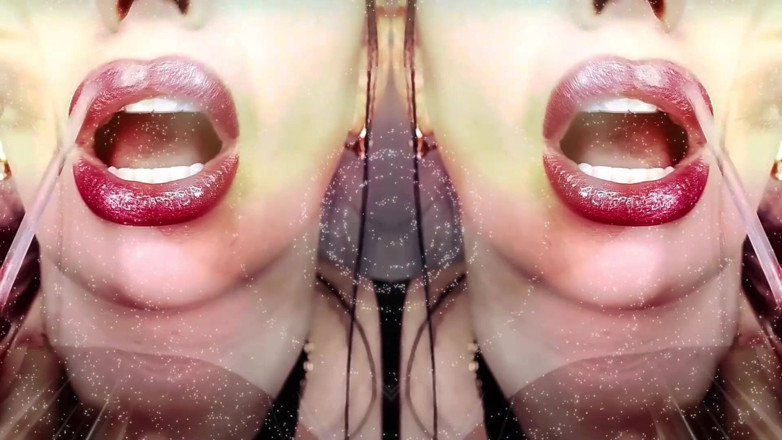 Goddess Misha Goldy: ASMR envoûtante et contact visuel ! Mes lèvres vont pénétrer à l'intérieur...