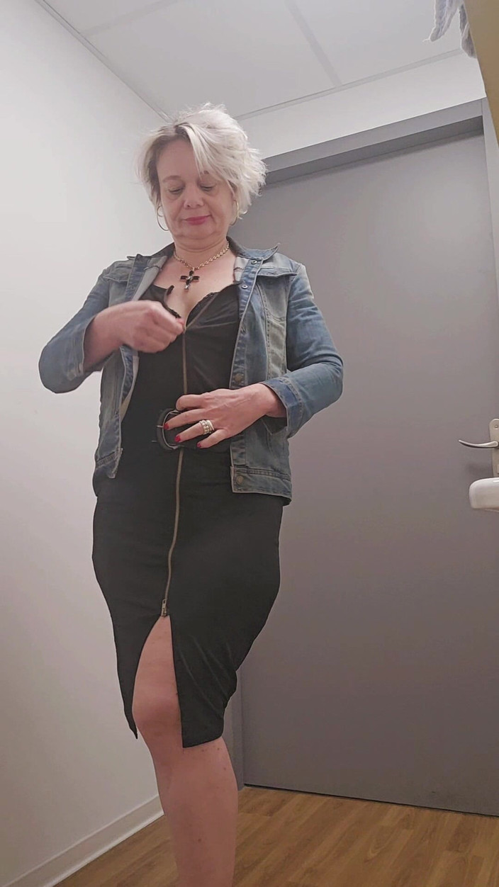 Sofy13: オフィスのトイレで