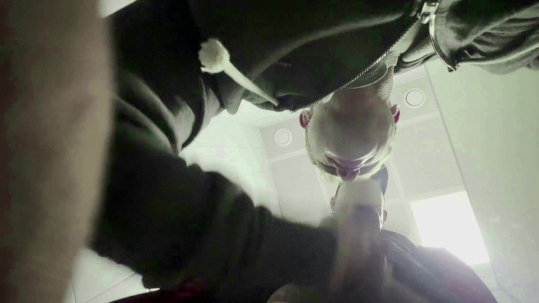 Throateman: Tebal guru menyedot di toilet umum. Tamparan untuk siswa