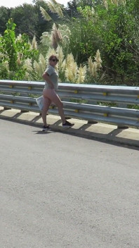 Patricia auf der Brücke über die Straße