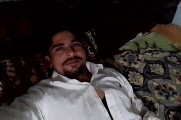 Gangbang straight: Desi gorący chłopak pokazuje swój piękny kutas