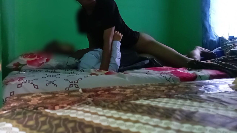 Famly sex: Wirusowy uczeń ubrany w hidżab we własnym pokoju nauczyciela