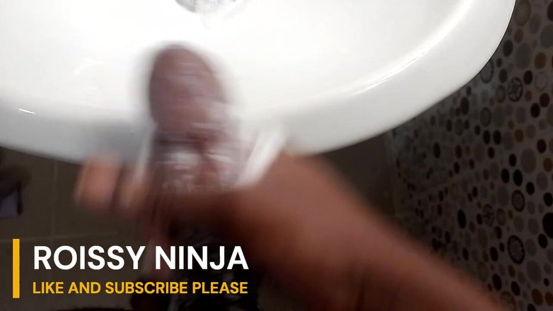 roissy ninja: Je me branle la bite dans l’évier du bureau