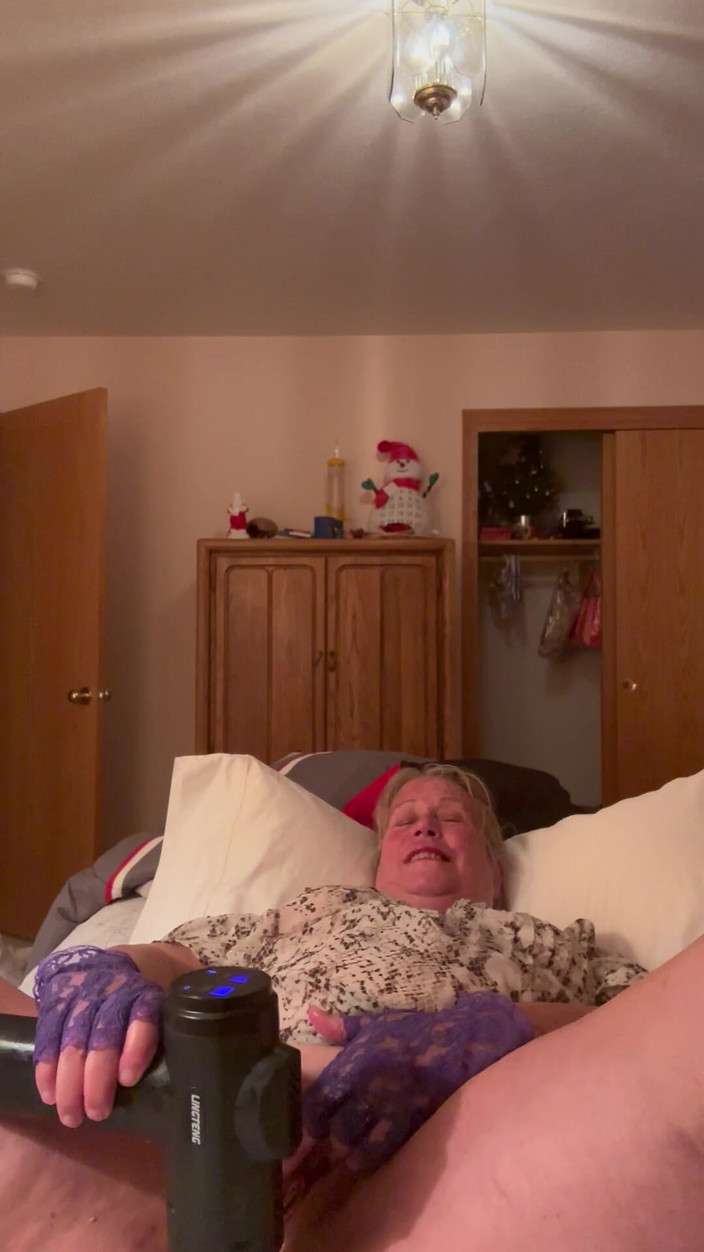 Big Ass 4 U: Schau zu, wie oma mit neuem vibe-spielzeug kommt