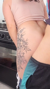 穿着牛仔短裤的已婚家庭主妇接待水管工