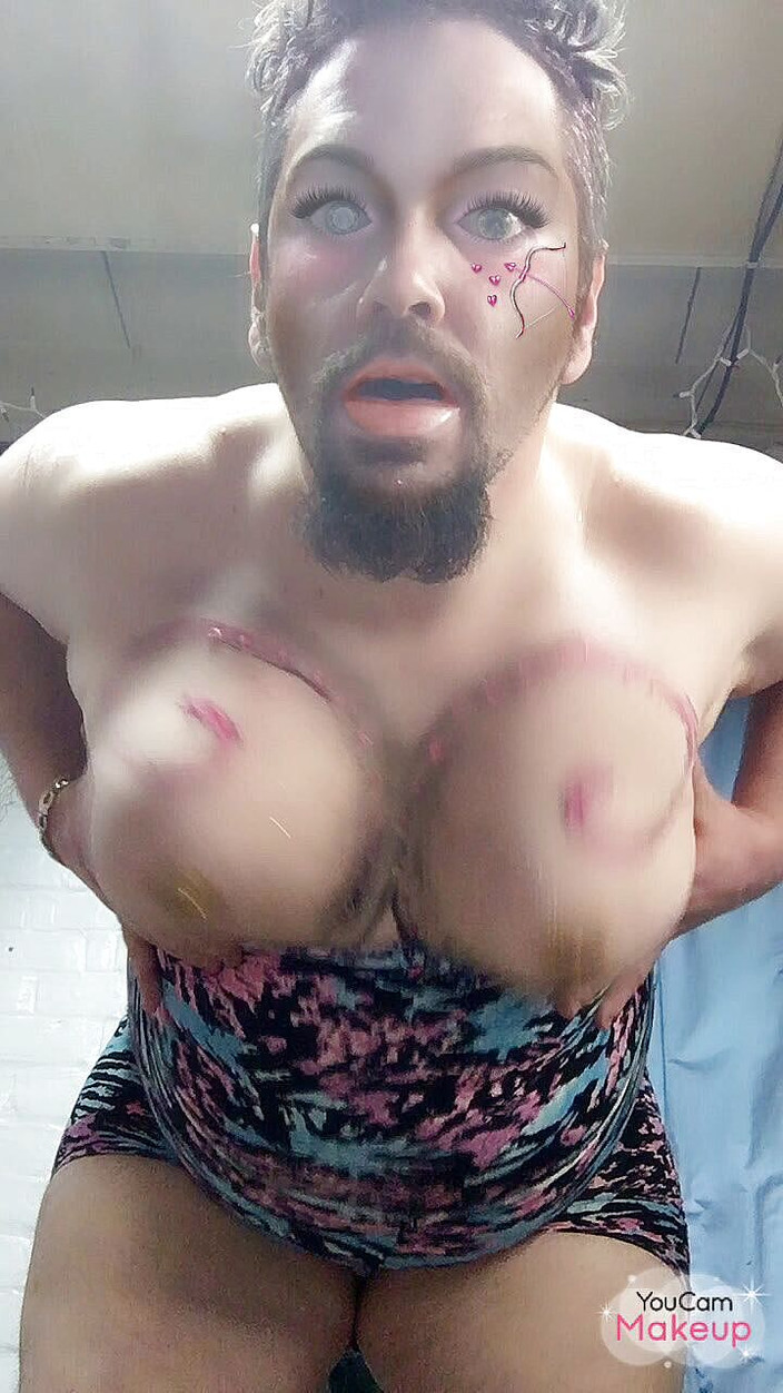 King Of Crossdress: Bộ ngực nghệ thuật lắc lư