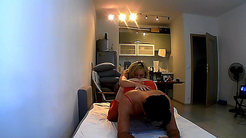 r0xy: 黒と赤のキャットスーツKellyAErickでクローズアップ縁取りとペギング