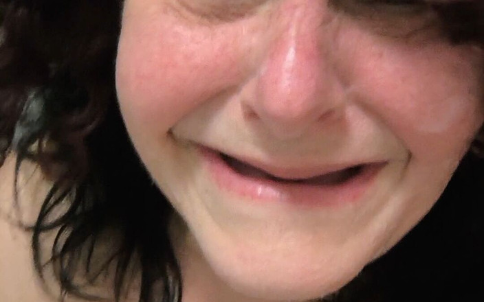 HerculesnVENUS: あのムザーファッカーは彼女をトイレまで追いかけ、彼女の顔に当ててオナニーをしました