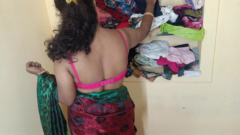 Inba: Roztomilé ženy v červeném sárí