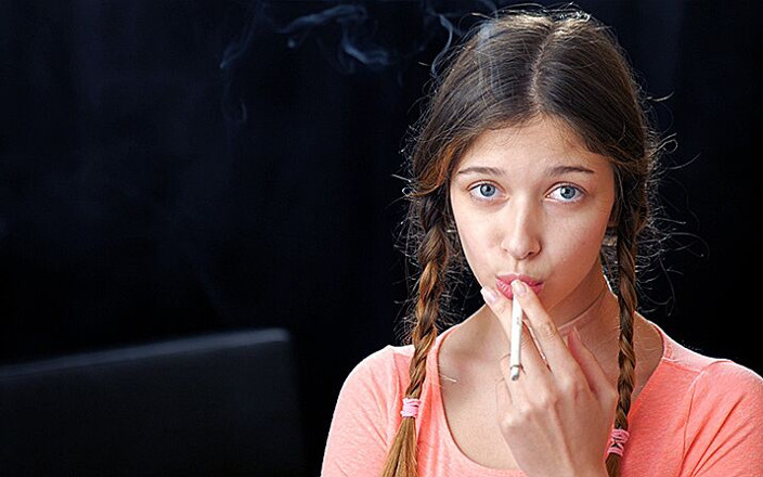 Russian Smokers: セクシーなロシアン・テンプトリースがタバコを吸う海岸風