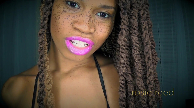 Rosie Reed: Machteloos tegen fuchsia lippen - roze lippenstiftfetisj met godin Rosie Reed...