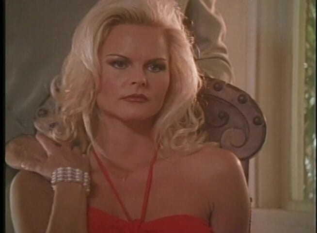 Old Good Porn: Une belle blonde lubrique séduit un black et le fait...