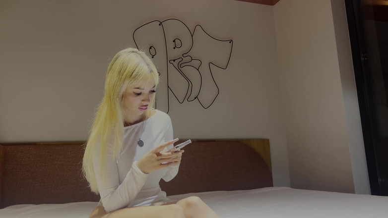 Alex Goes: Prsatá blonďatá latina mě šuká nohama