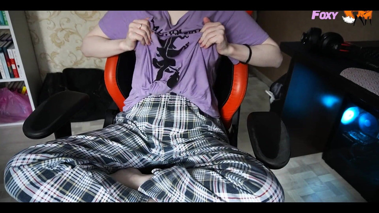 VioletPurpleFoxy: Une vierge joue avec ses tétons jusqu’à l’orgasme quand elle...