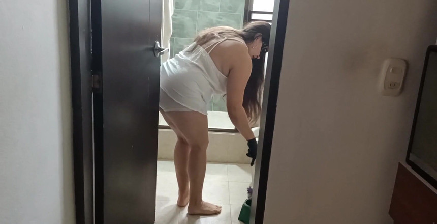 Valery Saenz xxx: 내 상사는 내가 그의 집안일을 하는 걸 보고 섹시해