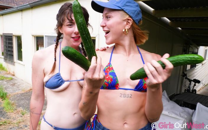 Girls Out West: Hårig brunett och rakad blondin slickar varandra och knullar gurka