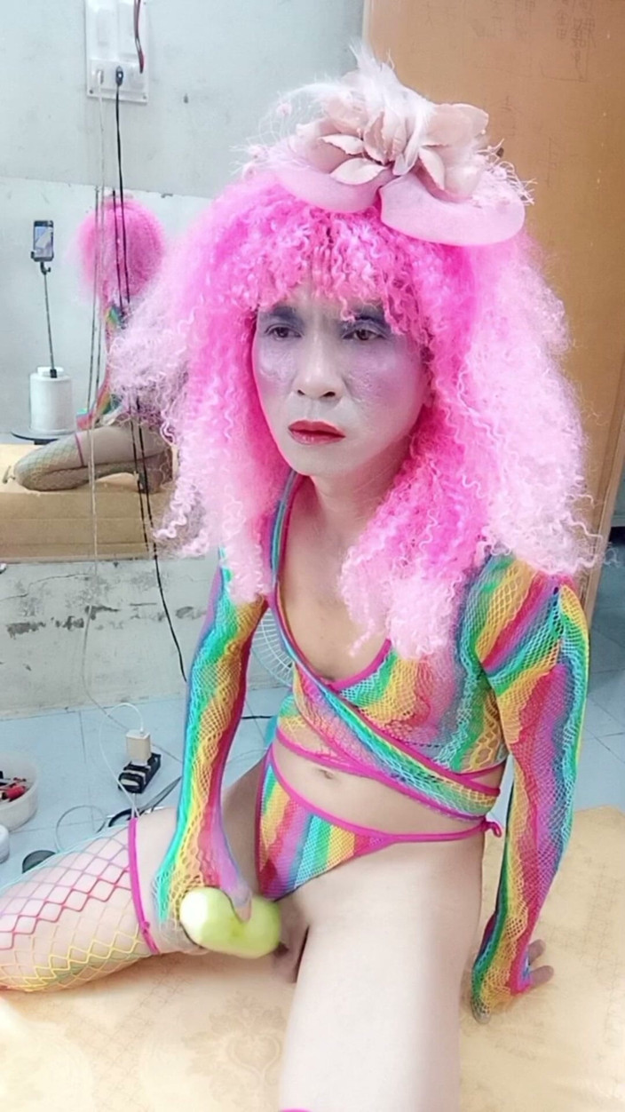 nguyen dang thien tri: Transgender Le memakai pakaian seksi dan bermain cawan seks