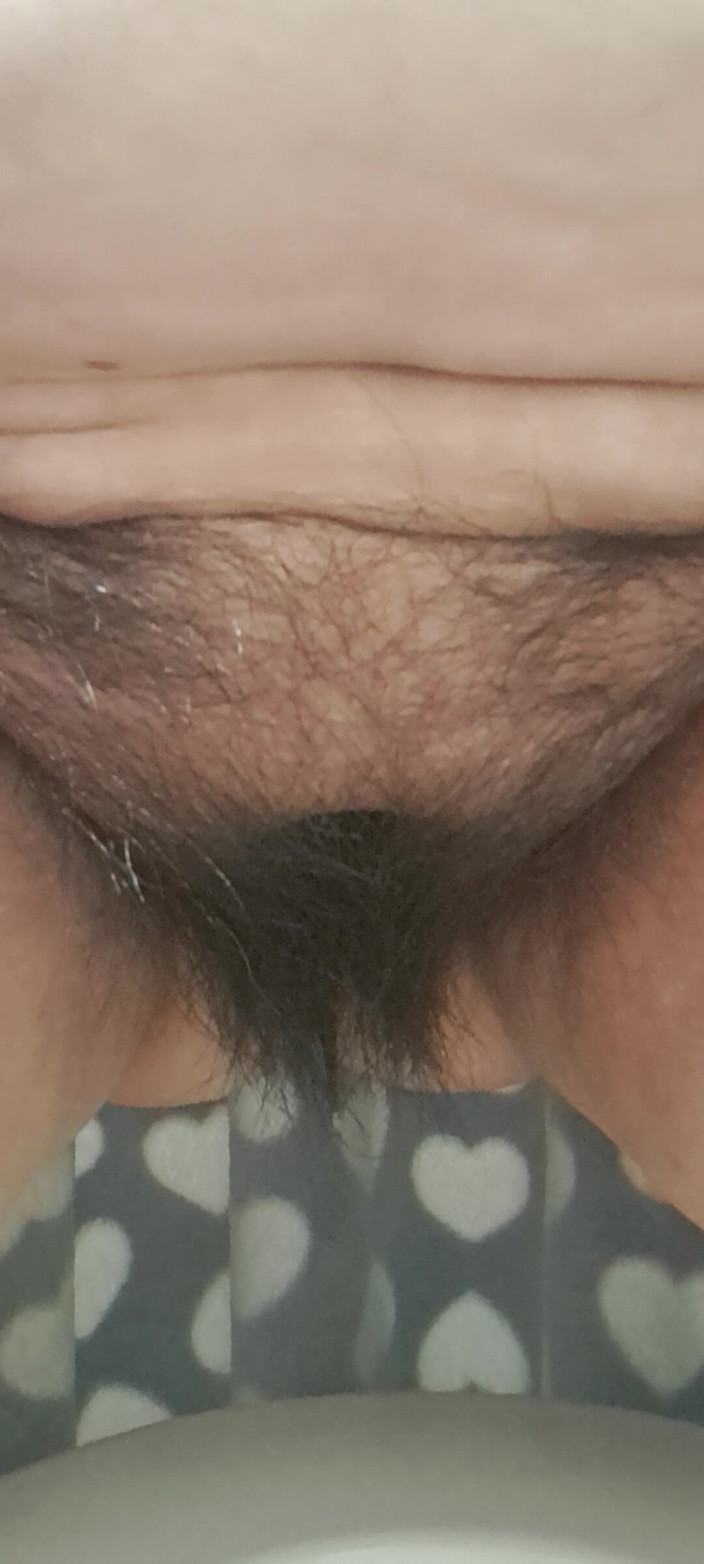 Mommy big hairy pussy: 私は彼女のマン毛に尿を垂らします