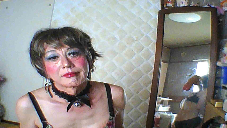 anakanakami: Cross-dresser dává skleněnou kouli do konečníku a Writhes