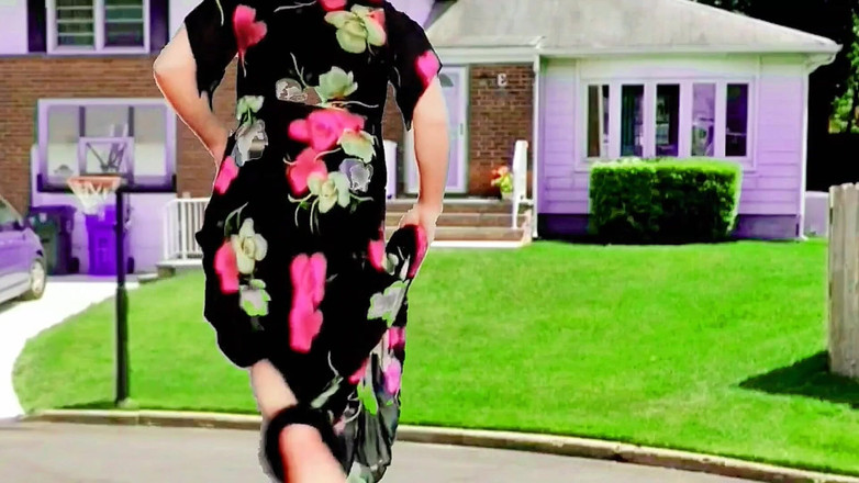 Kitty_Cross: 漂亮的 Femboy 靠在门上，露出性感的微笑