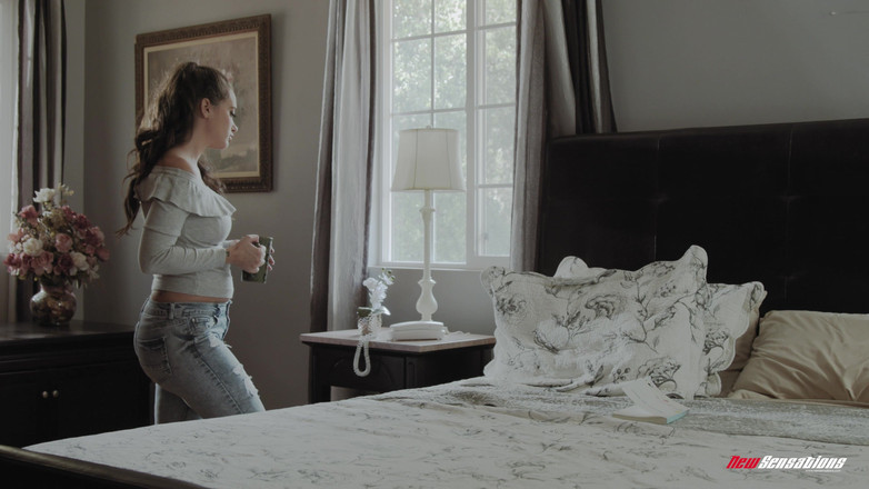 New Sensations: Mona se reconecta offline e na vida real