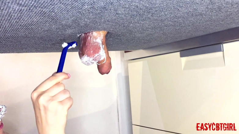 AnnyCandyPainboy: 착유판 Easycbtgirl에서 노예의 공을 면도하는 여주인