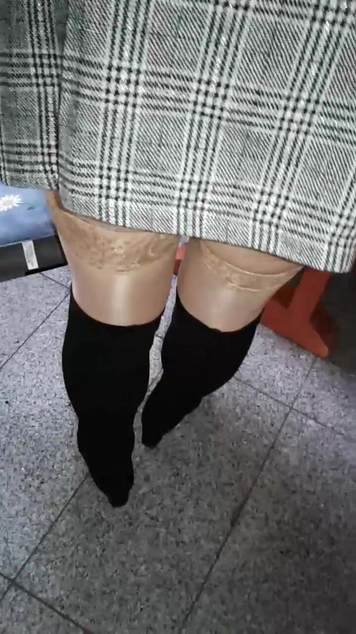 Mike Vonberg: Hice que mi puta en la tienda enseñara su coño...