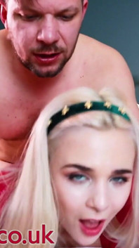 18-jarige tengere blondine wordt geneukt en slikt sperma