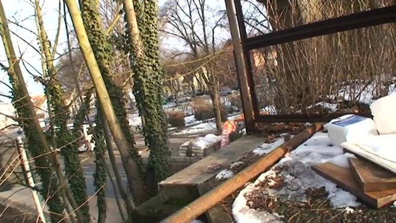 East Public: 娼婦は雪に覆われた橋の上で犯される