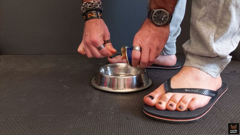 Master Infinity Dom: Viande en boîte sous les pieds