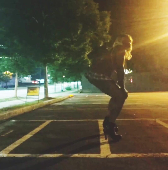 Kyla Throatz: Sissy twerke pour la circulation