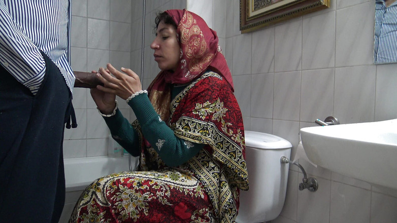 Souzan Halabi: Matrigna amatoriale turca perversa che succhia un grosso Gallo nero...